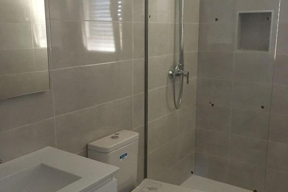 Goed ontworpen badkamer met douche in een villa in Pinoso, Costa Blanca Zuid, Spanje.