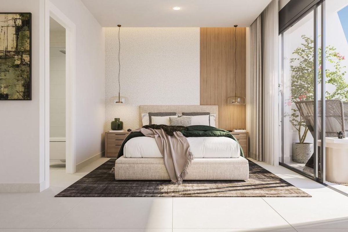 Gezellige slaapkamer met stijlvolle inrichting, grote ramen en een serene sfeer in het huis van Estepona.