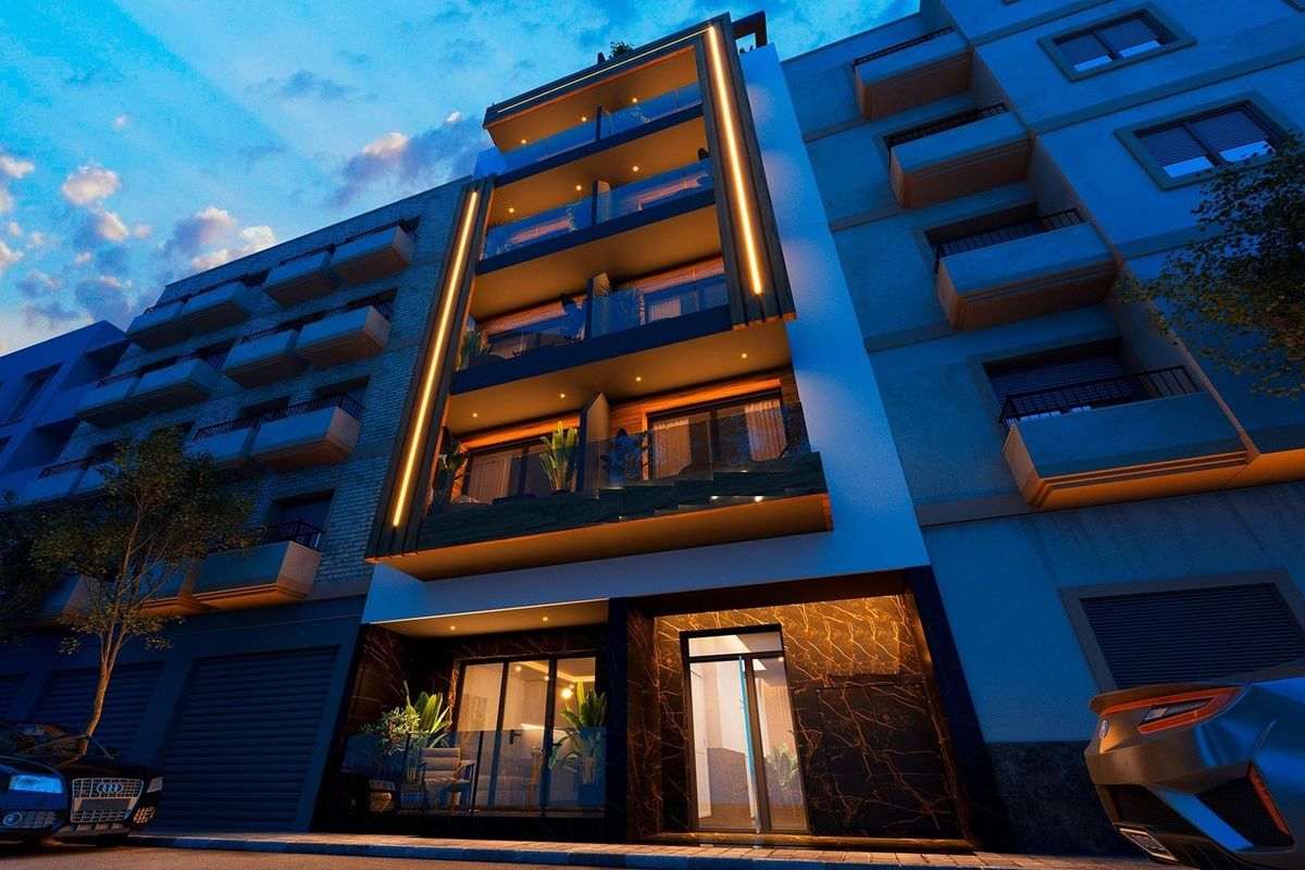 Buitenkant van een modern 2-slaapkamer appartement in Torrevieja, Costa Blanca Zuid tijdens zonsondergang.