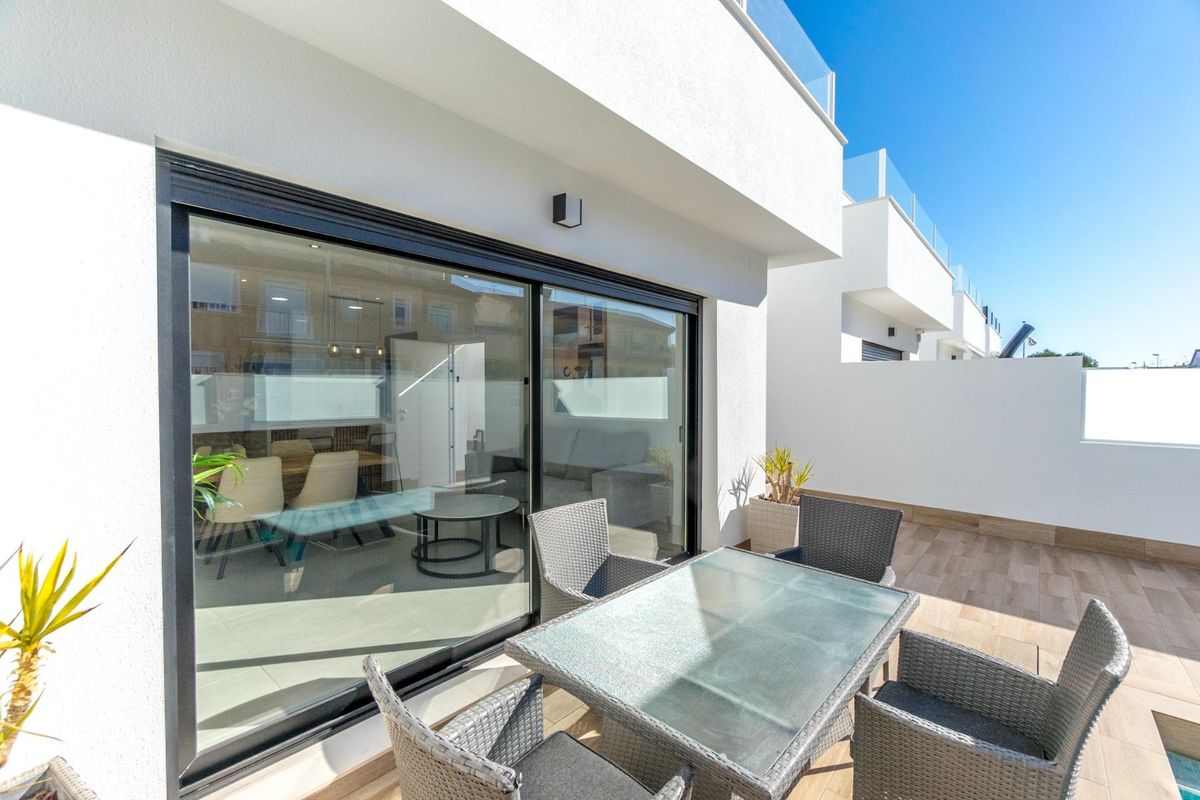Zitgedeelte op het terras van een moderne townhouse in San Pedro del Pinatar, Costa Calida, Spanje.
