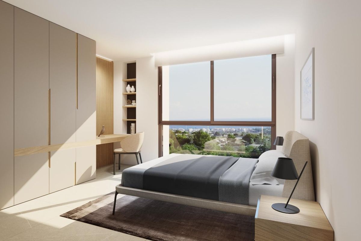 Minimalistische slaapkamer met stunning uitzichten in de villa in La Nucia, met moderne meubels en natuurlijk licht.