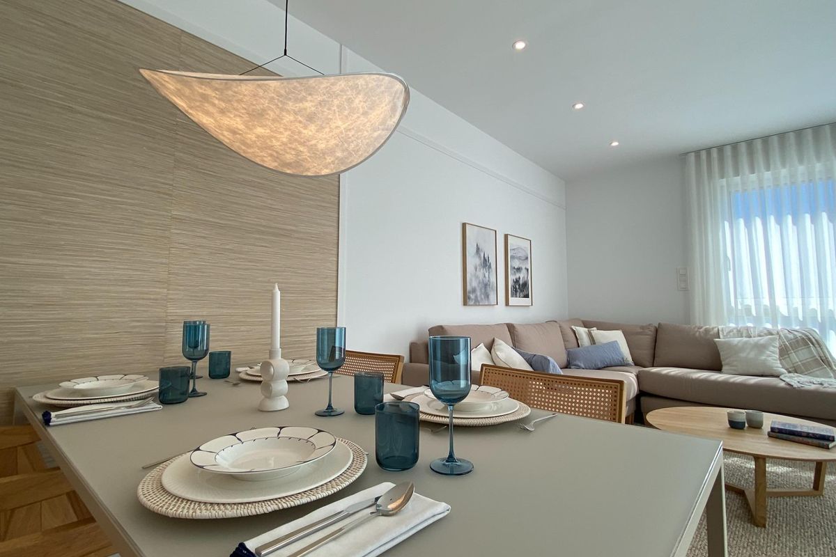 Elegante eettafel in de bungalow voor een moderne eetervaring in Pilar de La Horadada.