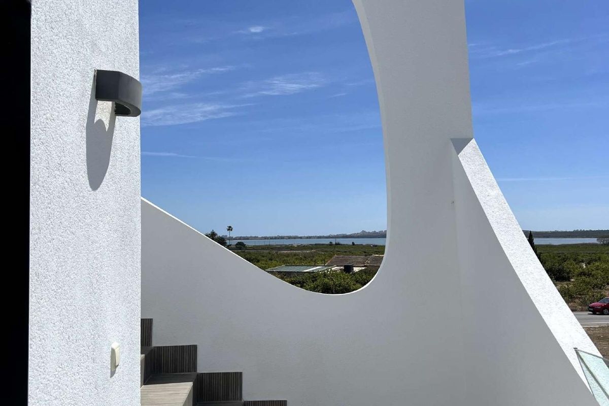 Trappen naar een balkon in de villa in Rojales, met moderne designelementen en heldere uitzichten.