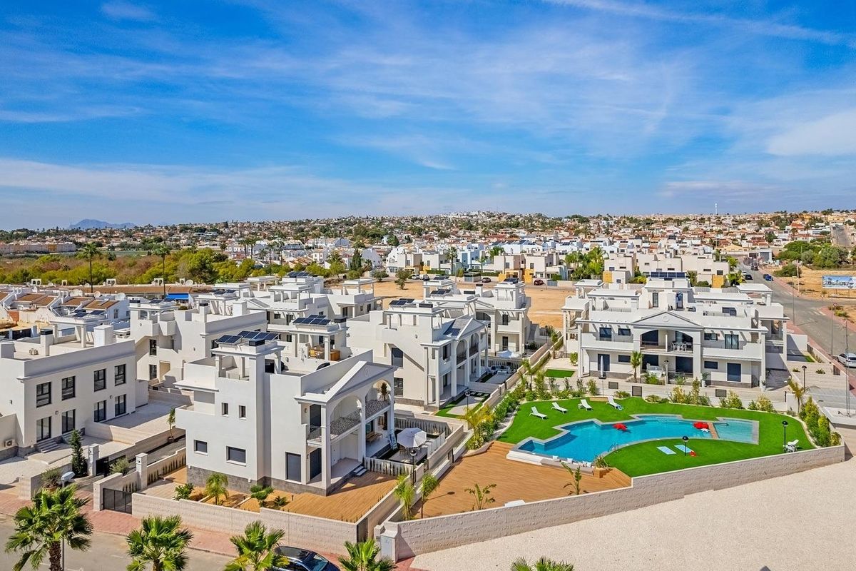 Een panoramisch uitzicht op Rojales met het appartementencomplex en de omgeving.