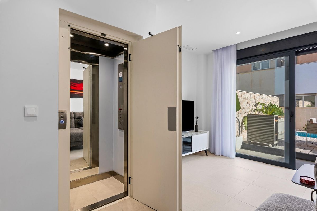 Lift entree in een 4-slaapkamer townhouse in Guardamar del Segura, leidend naar de woonkamer en het terras.