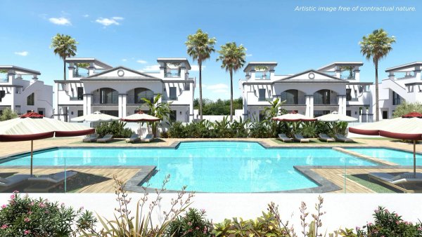 Uitzicht op een zwembad omringd door palmbomen in Rojales, Spanje, met een modern wooncomplex.