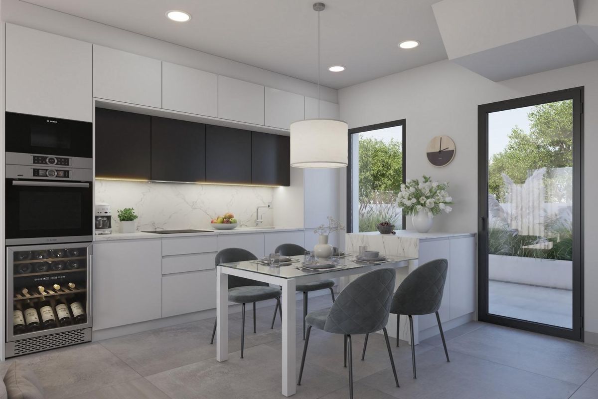 Moderne keuken en eetopstelling in een 3-slaapkamer villa, gelegen in Los Alcazares, met uitzicht op de tuin.