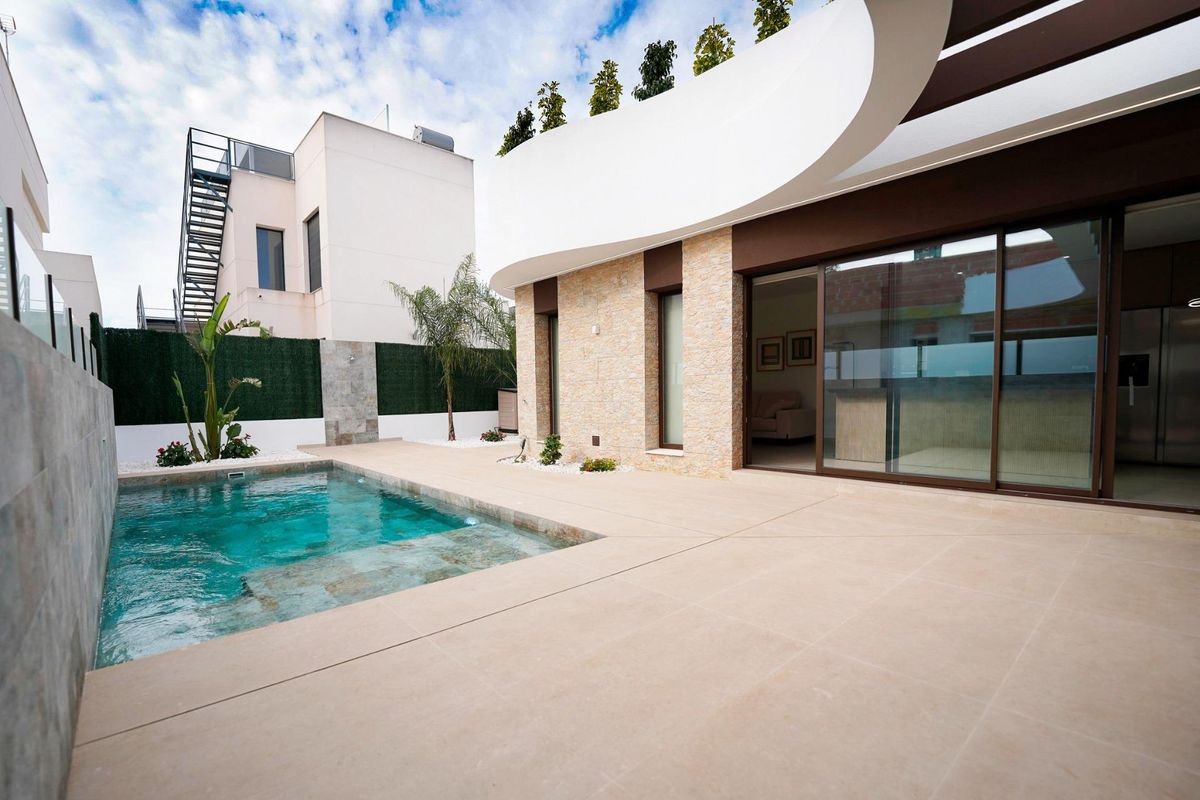 Uitzicht vanaf het zwembad van een 3-slaapkamer townhouse in Almoradi, met een slank ontwerp en buitenruimtes.