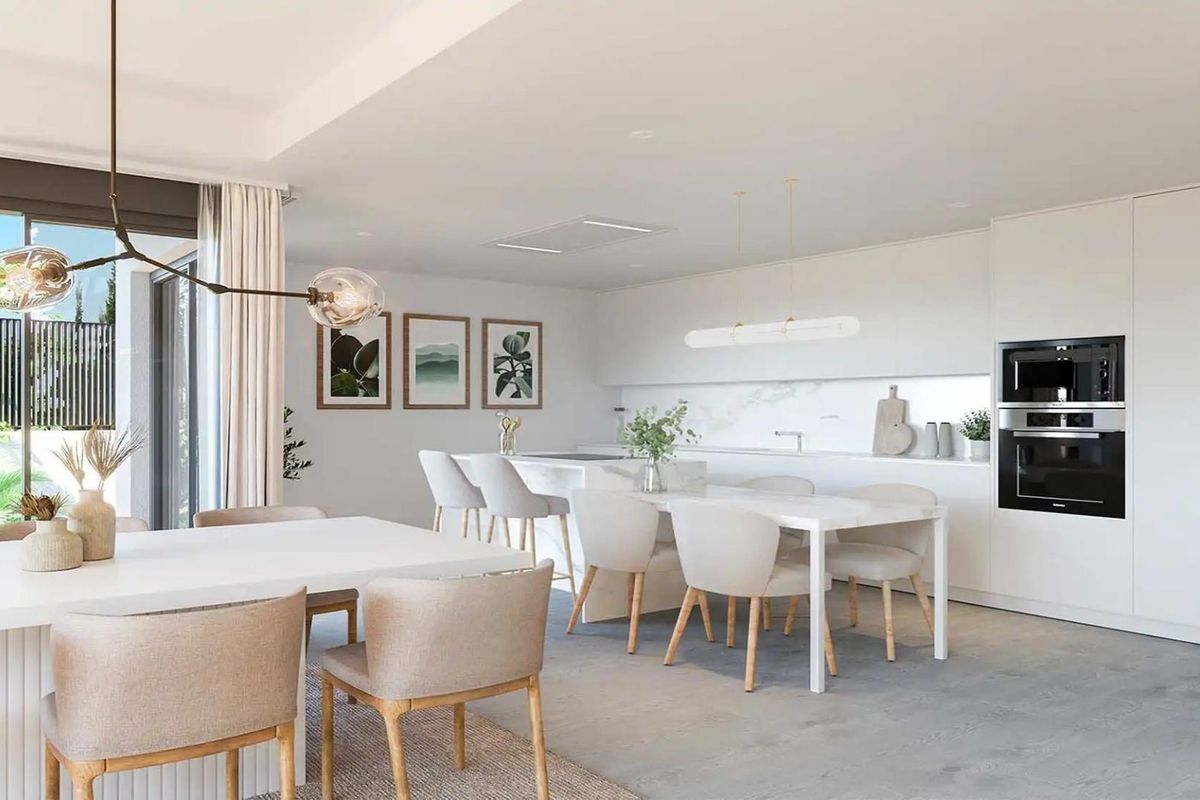 Contemporary keuken en eetruimte, met strakke inrichting en natuurlijk licht in San Juan, Alicante.