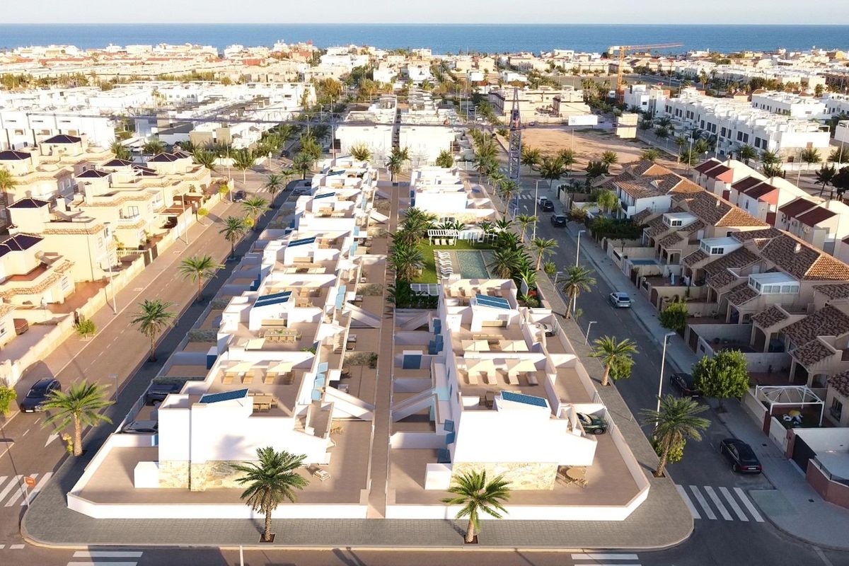 Luchtfoto van de bungalows en omgeving in Pilar de La Horadada, Costa Blanca Zuid.