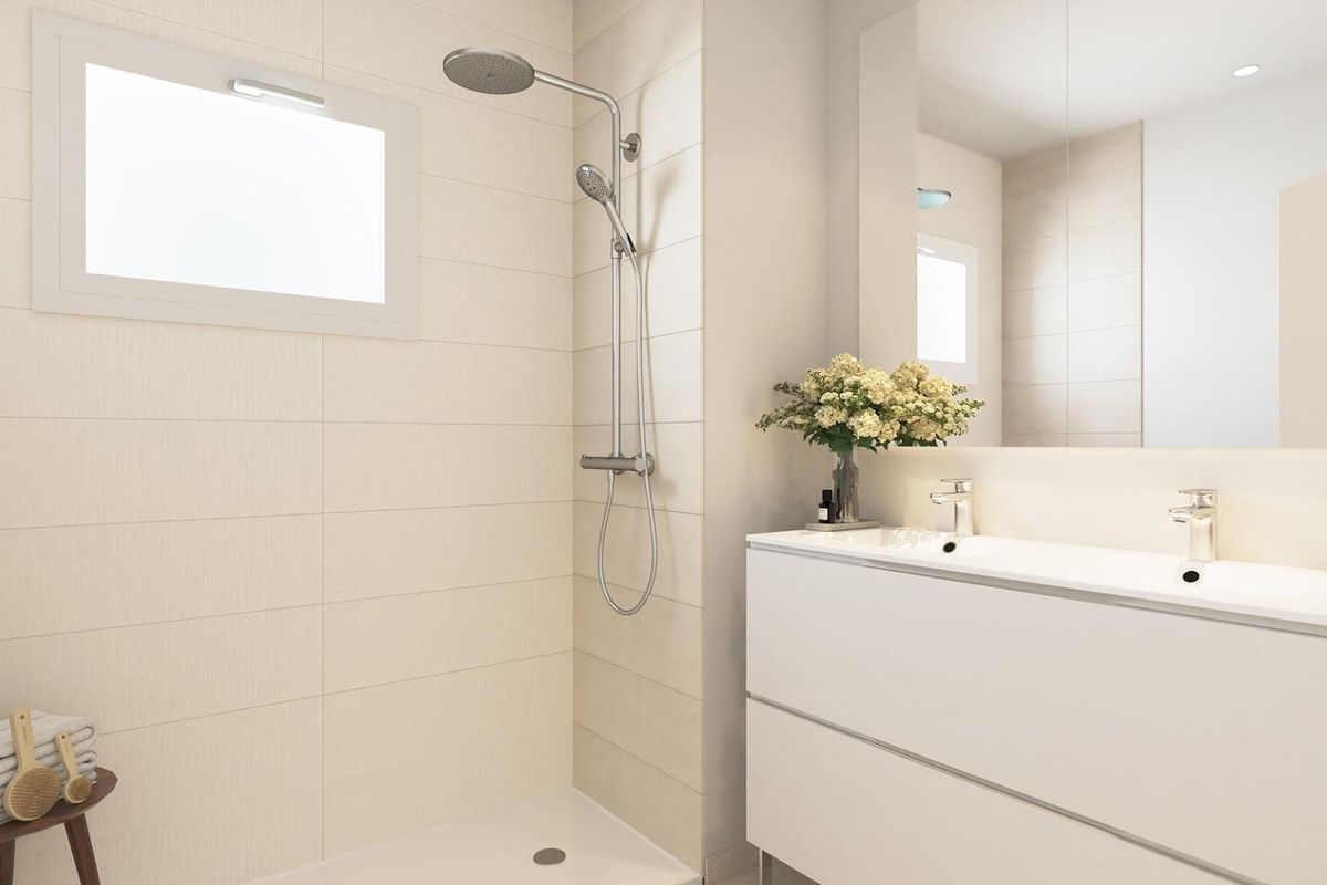 Hedendaagse badkamer met een douche en stijlvolle wastafel in een 2-slaapkamerappartement in Estepona.