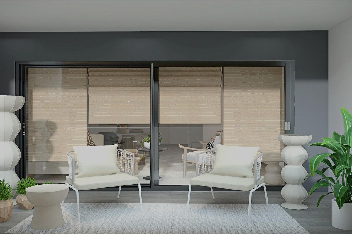 Gezellige woonkamer met stijlvolle stoelen en binnenplanten, verbindend met de keuken in een appartement in Torrevieja.