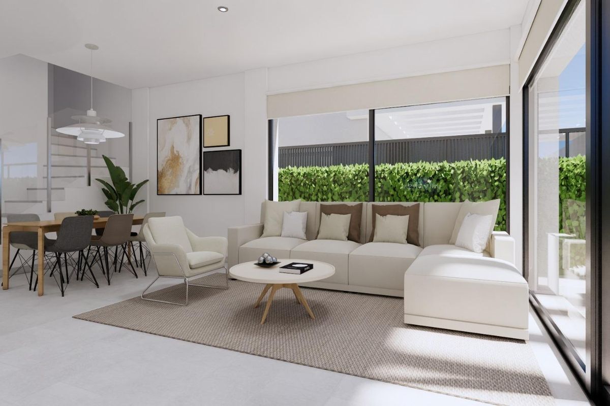 Uitnodigende woonkamer met chique meubels en toegang tot de tuin in een villa in Costa Calida.