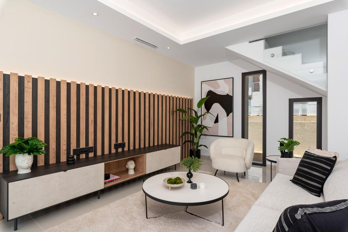 Stijlvolle woonruimte met modern meubilair en decor in een villa in Ciudad Quesada, Spanje.