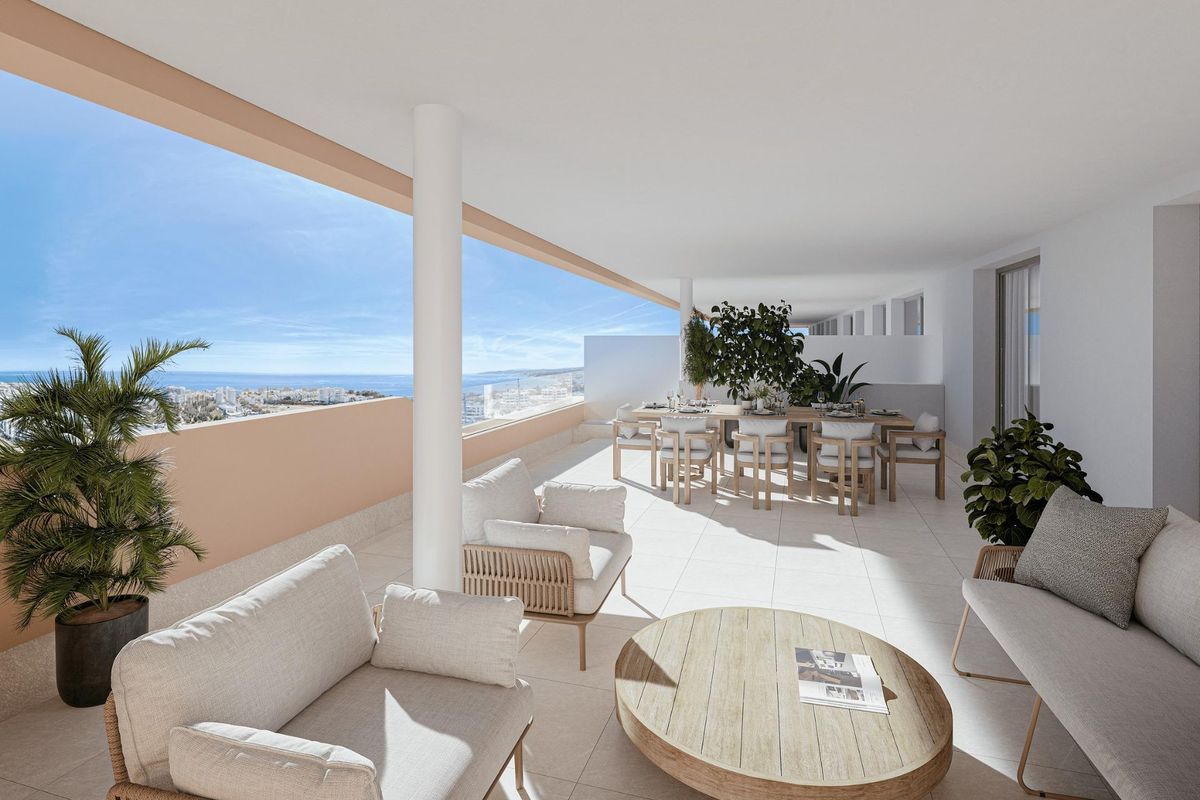 Ruim terras van een 3-slaapkamer appartement in Estepona, ingericht met zitplaatsen en uitzicht op de kust.