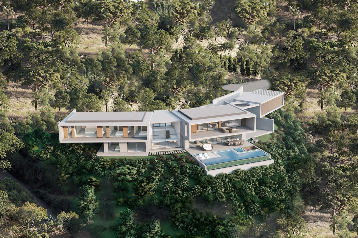 Close-up van het strakke ontwerp van de villa en de omliggende natuur in de rustige heuvels van Benahavís.