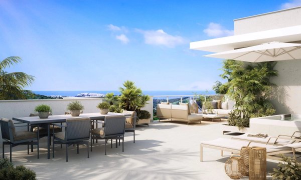 Ruime terras van een 3-slaapkamer penthouse in Casares, met zitplaatsen en prachtig uitzicht op zee.