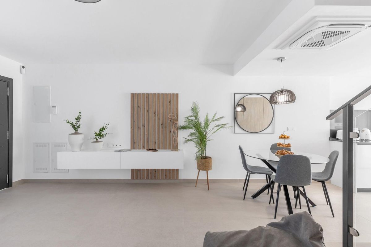 Hedendaagse eetruimte in een 4-slaapkamer town house in Rafal, met stijlvolle inrichting en een strak afwerking.