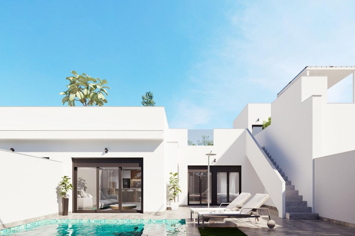 Uitzicht op het zwembad en de achterkant van de bungalow in Torre Pacheco, met modern ontwerp en zon.