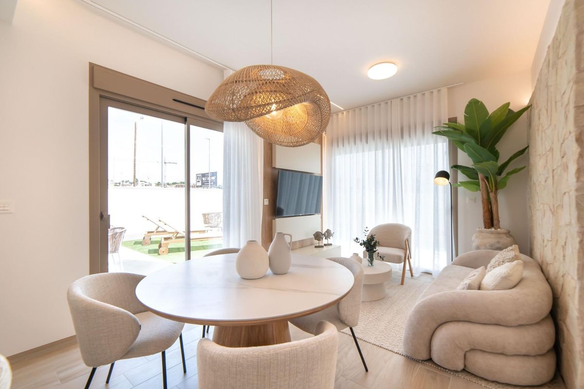 Gezellige woonkamer in de villa in Rojales, compleet met lichte meubels en een groot venster uitzicht.