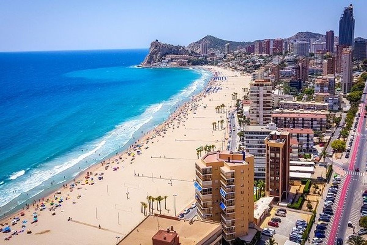 Luchtfoto van het strand en de kustlijn in Benidorm, dichtbij Finestrat, Costa Blanca.