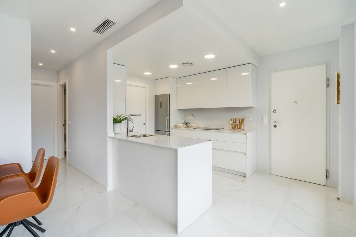 Functioneel keukengebied met voldoende opslagruimte en moderne apparaten in een appartement in Benidorm.