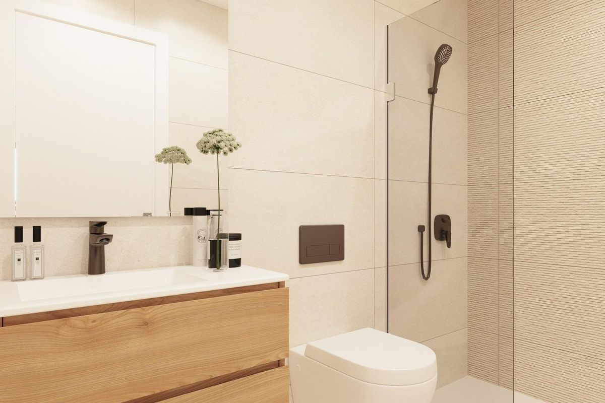 Schoonheidssalon met inloopdouche en neutrale tinten in een 3-slaapkamer appartement in San Pedro del Pinatar.