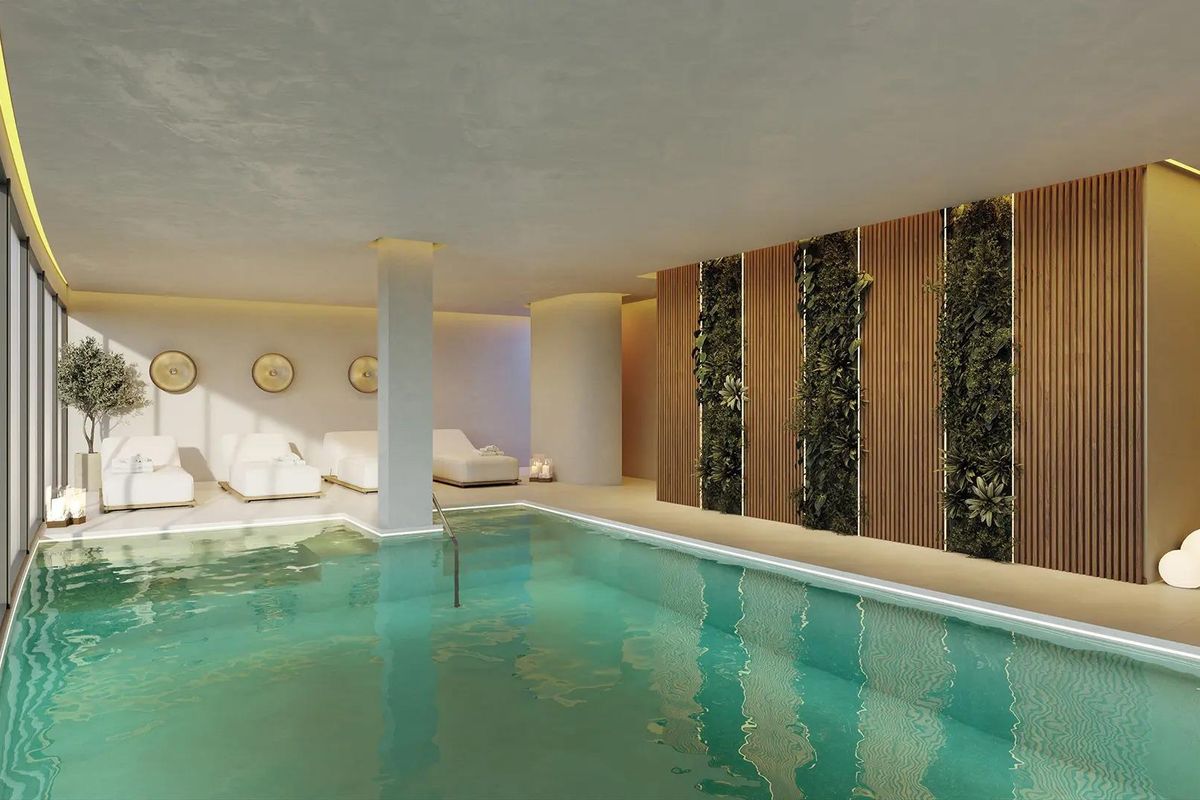 Binnenzwembad in een penthousecomplex in Fuengirola, met een serene sfeer en ontspannen ontwerp.