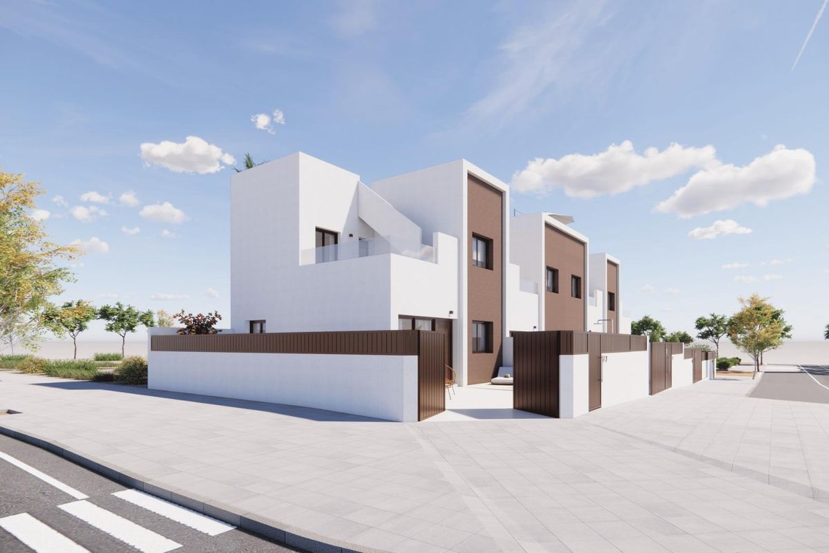 Hoekzicht van een townhouse met omringende tuinen en modern ontwerp in Pilar de La Horadada.