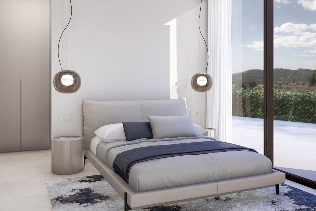 Slaapkamer interieur in een villa met 3 slaapkamers in Finestrat, Spanje. Strakke lijnen, minimalistisch design en groot raam met uitzicht op het groen.