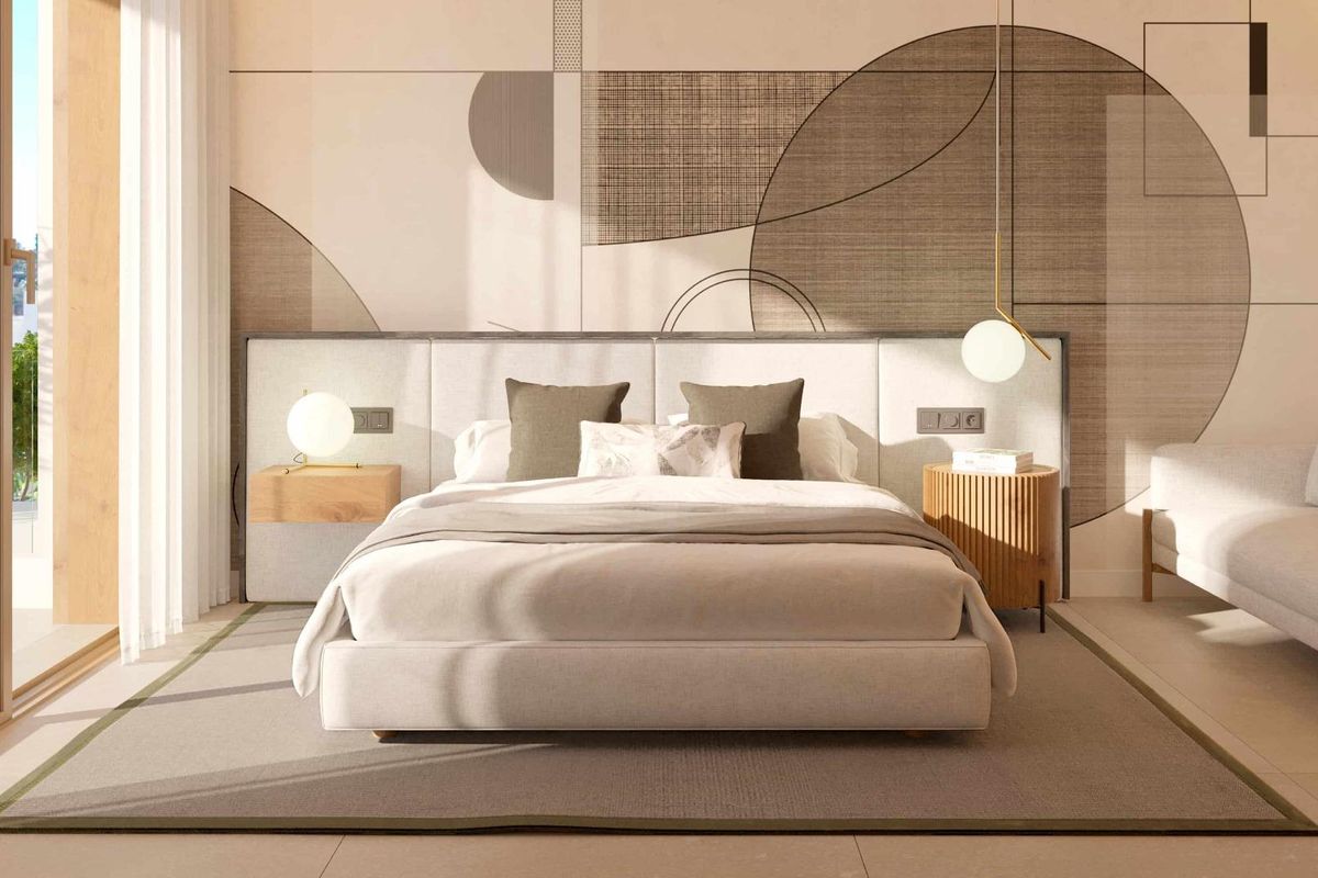 Stijlvolle master bedroom met moderne inrichting en natuurlijk licht in Estepona, Costa del Sol.