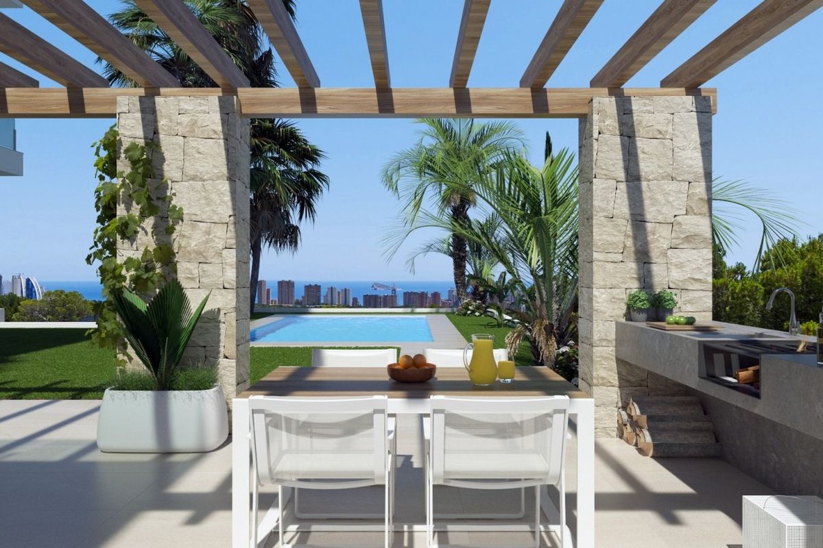 Buiten eetgedeelte met uitzicht op het zwembad en de oceaan in Finestrat, Costa Blanca, perfect voor al fresco maaltijden.