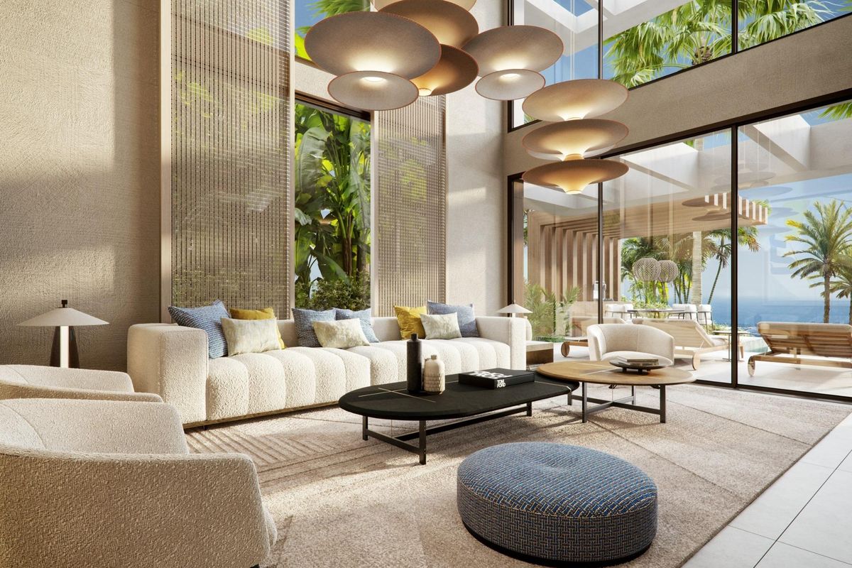 Ruime woonkamer met tropisch uitzicht, met elegante meubels en overvloedig natuurlijk licht.