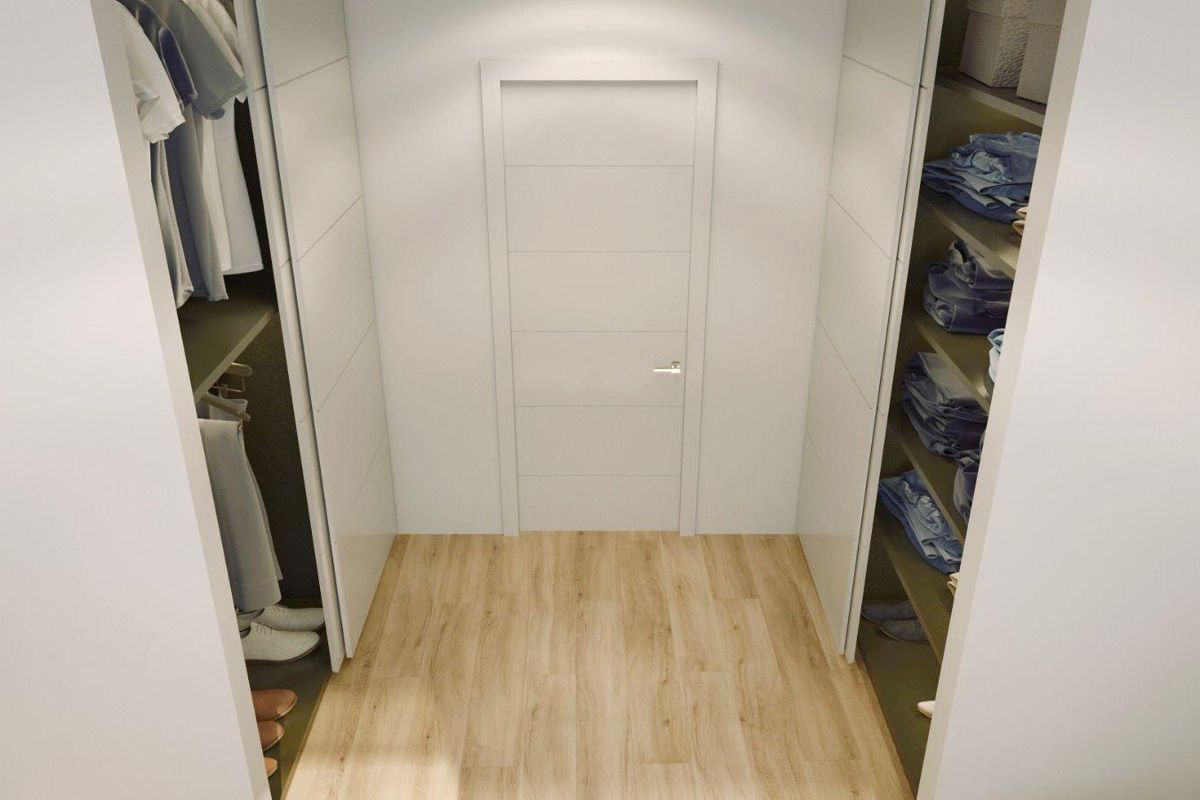 Efficiënte inloopkastontwerp met veel opslagruimte in een penthouse in Torrevieja.