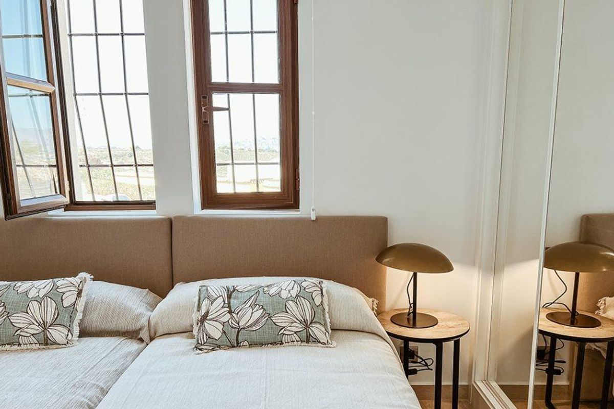 Uitnodigende slaapkamer met uitzicht en natuurlijk licht, gelegen in een villa in Cuevas Del Almanzora.