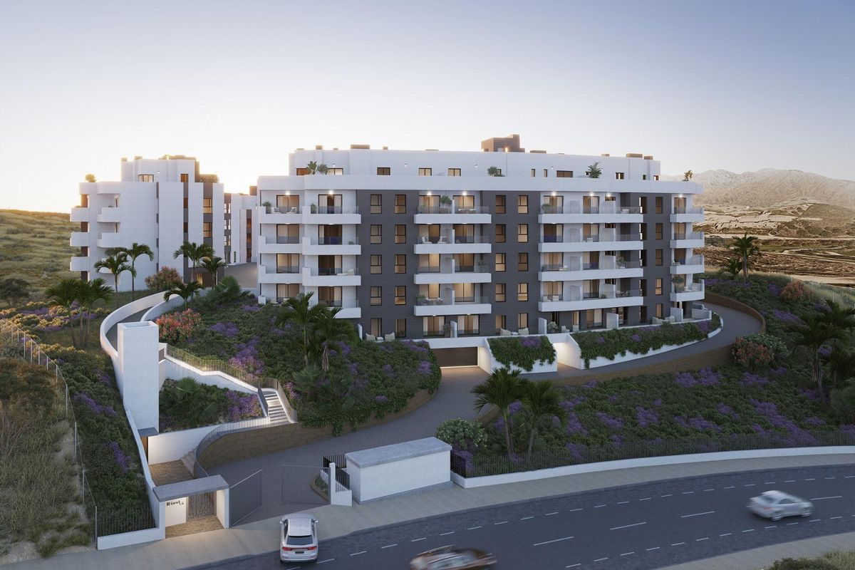 Moderne 3-slaapkamer appartementcomplex buitenkant in Mijas, Costa del Sol, met een strakke vormgeving en omgeving.