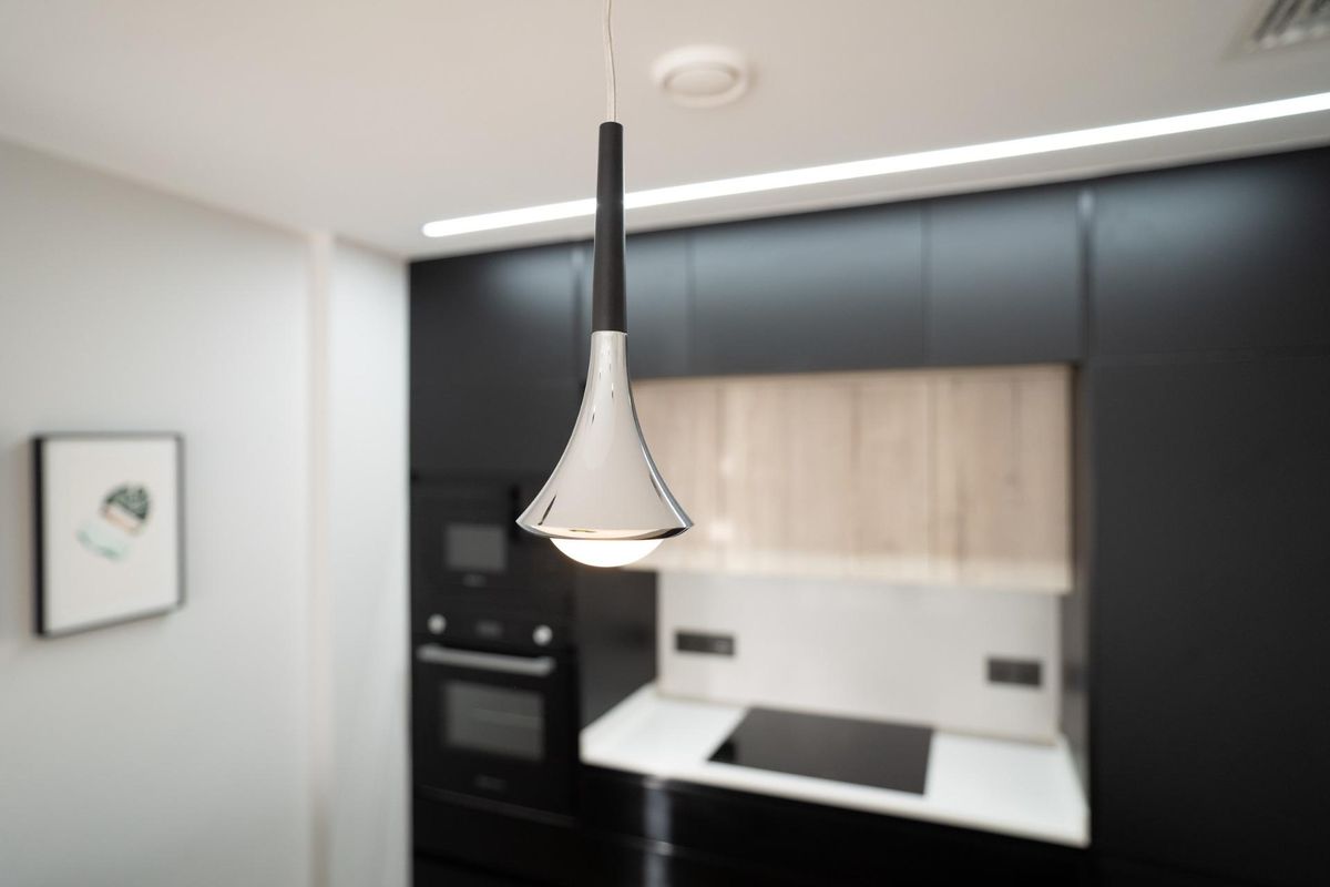 Stijlvolle hanglamp die de keuken verlicht in een moderne townhouse in Orihuela Costa.