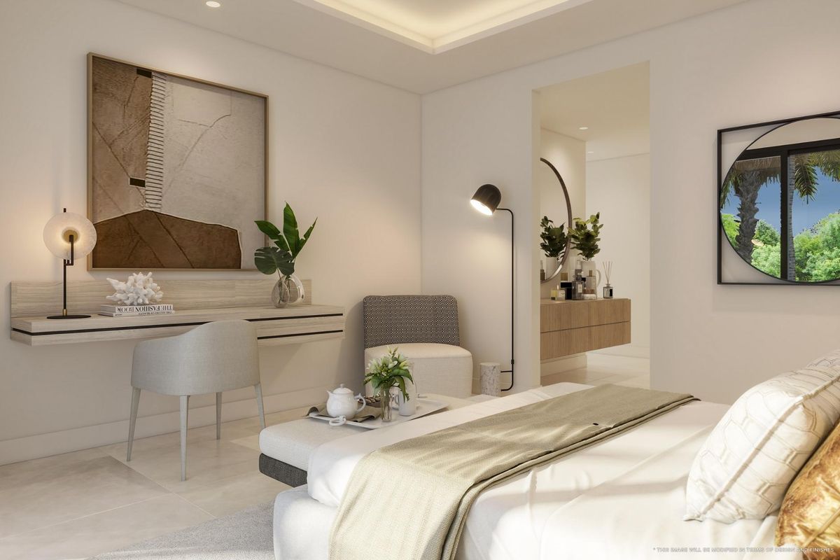 Elegante slaapkamer met moderne meubels en een kleine werkplek in een luxe villa in Mijas.
