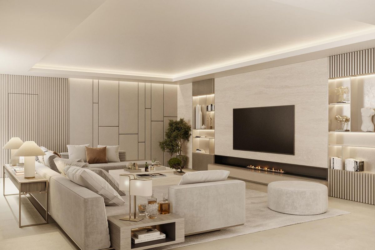 Chique livingruimte in de villa in Marbella met een open haard en stijlvolle decoratie voor gezellige bijeenkomsten.