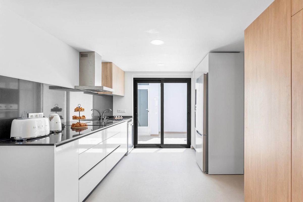 Strakke keuken in een 4-slaapkamer town house in Rafal, uitgerust met moderne apparaten en stijlvolle afwerkingen.