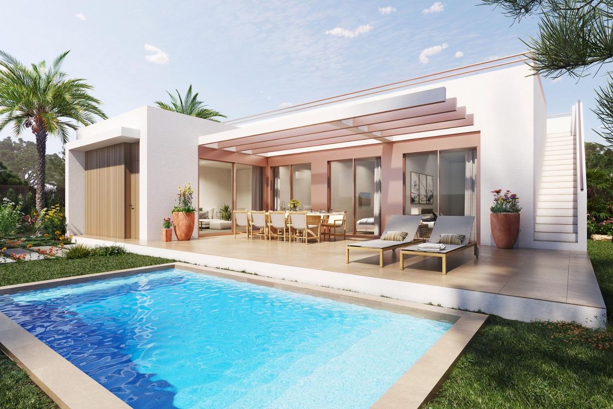 Moderne 3-slaapkamer villa in Orihuela met zwembad en terras omringd door een weelderige tuin.