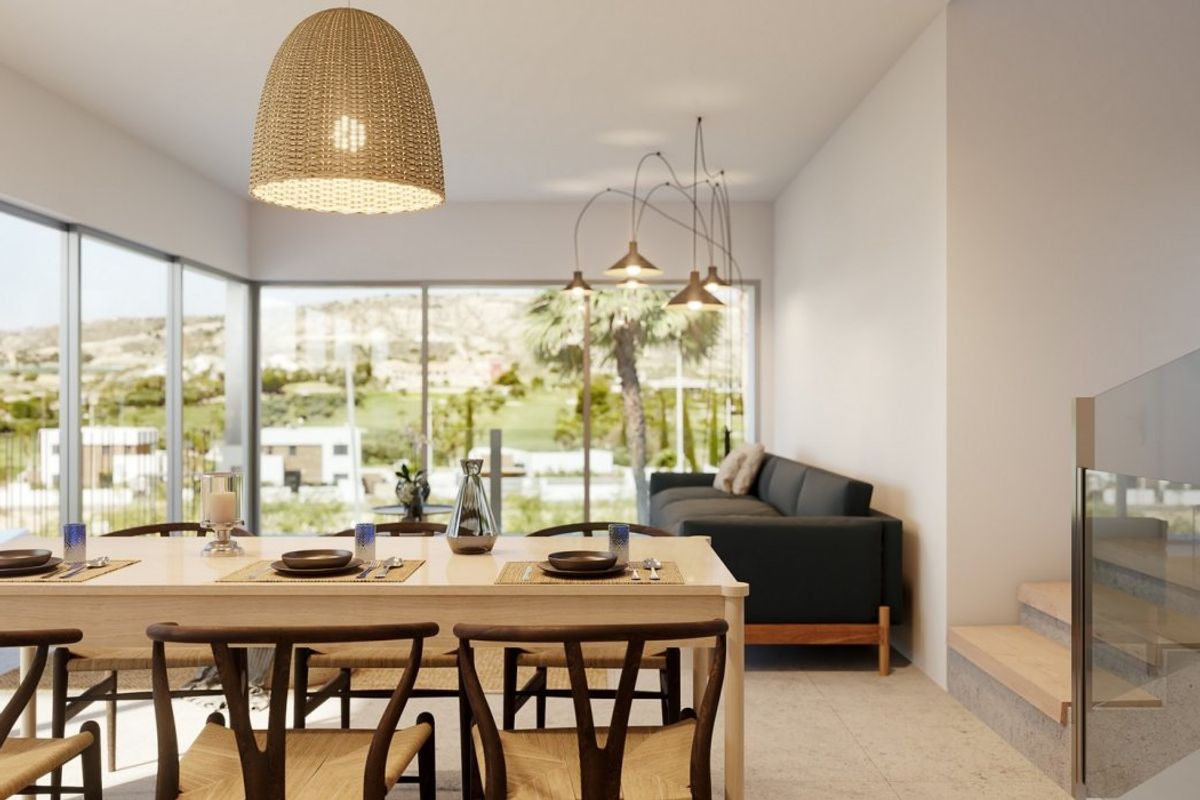 Ruime eetruimte in de villa in Algorfa, met grote ramen die veel natuurlijk licht binnenlaten.