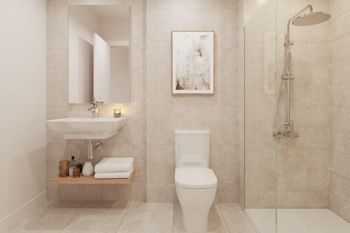 Modern badkamer met douche en minimalistisch ontwerp in het 2-slaapkamer penthouse in Estepona, Costa del Sol.