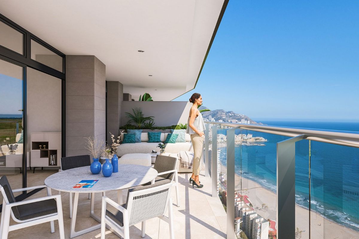 Elegante balkon met uitzicht op de kust vanuit een penthouse terras in Benidorm, Costa Blanca.