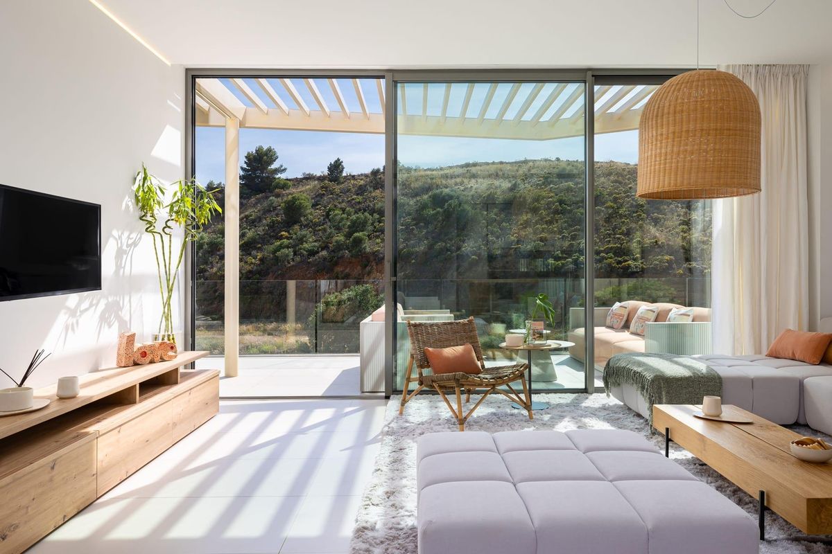 Contemporary woonkamer met grote ramen en stijlvolle meubels in Fuengirola, Costa del Sol.
