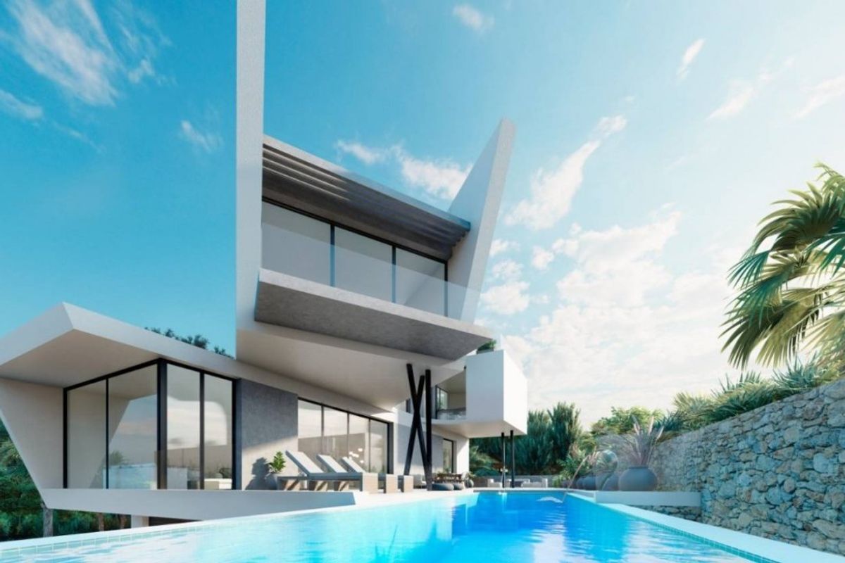 Moderne gevel van de villa met uitzicht op een glinsterend zwembad in Orihuela Costa, Costa Blanca Zuid.