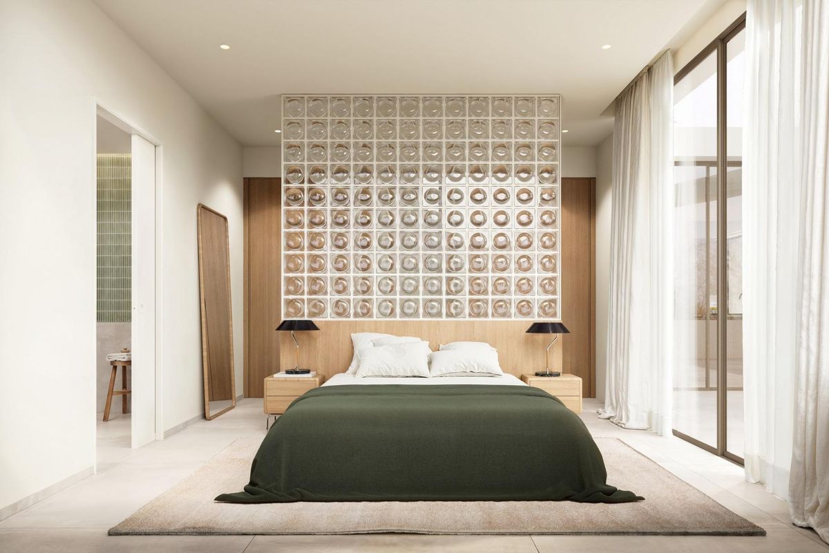 Gezellige slaapkamer met een unieke glazen blokwand en houten elementen, gelegen in een 4-slaapkamer villa in Algorfa, Costa Blanca Zuid.