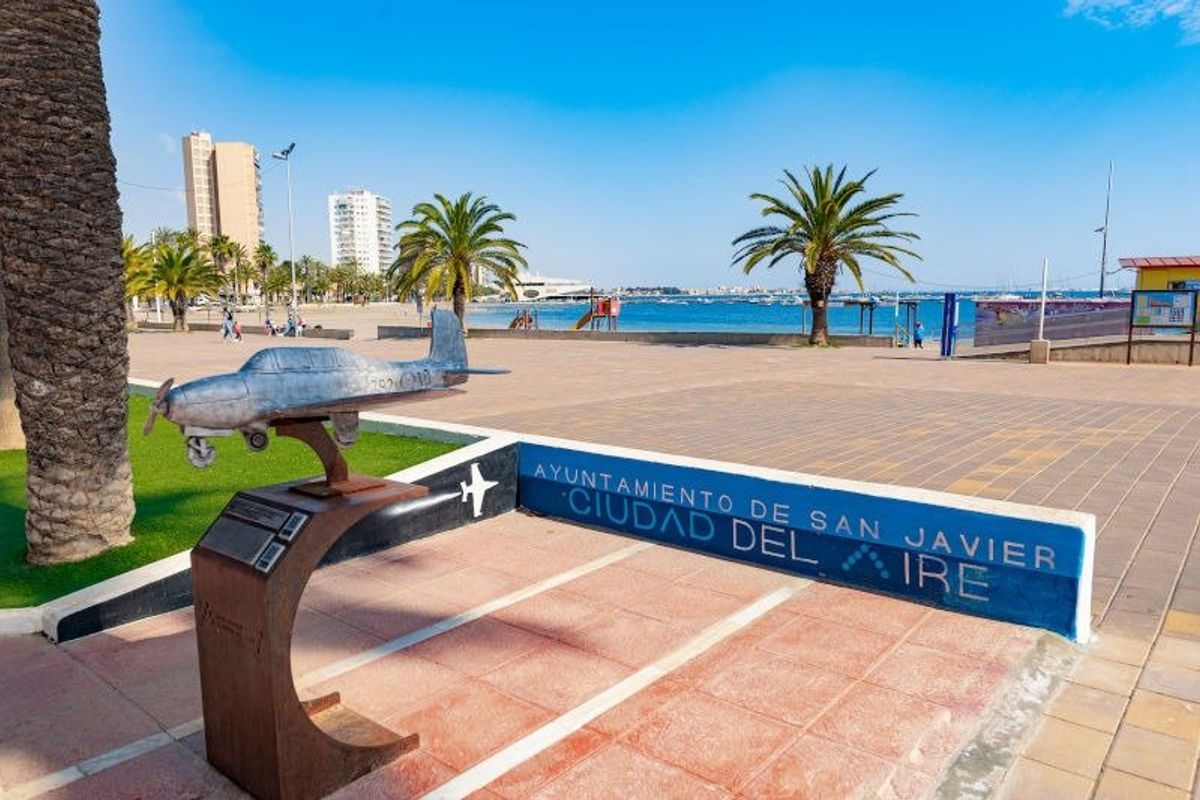 Prominente bezienswaardigheid in San Javier met een sculptuur en uitzicht op de waterkant, die de charme van de stad benadrukt.