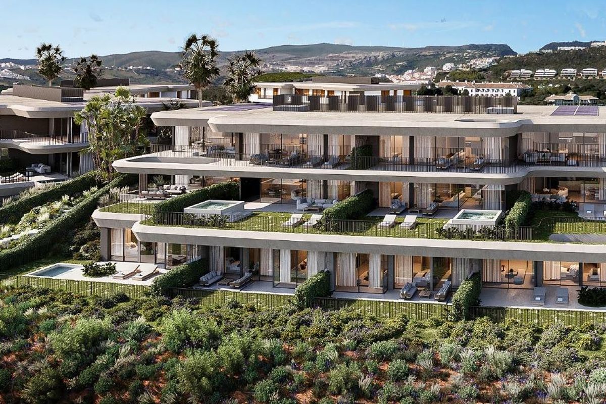 Buitenzicht op het luxe CASA penthousecomplex in Casares, met moderne architectuur.