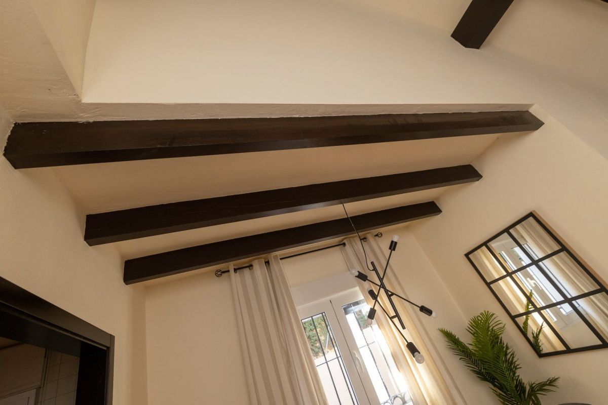 Decoratieve houten plafondbalken die karakter toevoegen aan de eetruimte van de villa, Fuente Álamo, Spanje.